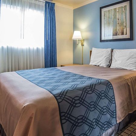 Econo Lodge Inn & Suites โลแกน ภายนอก รูปภาพ