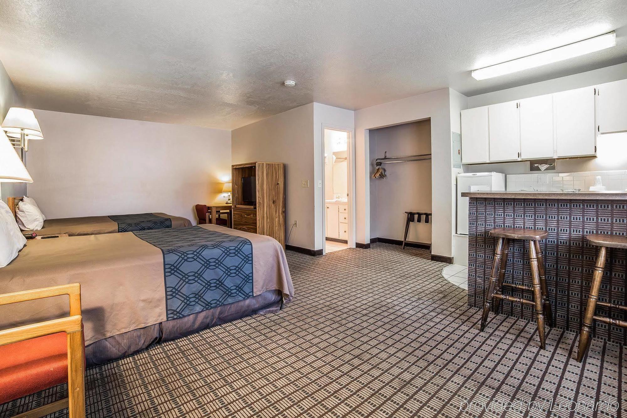 Econo Lodge Inn & Suites โลแกน ภายนอก รูปภาพ