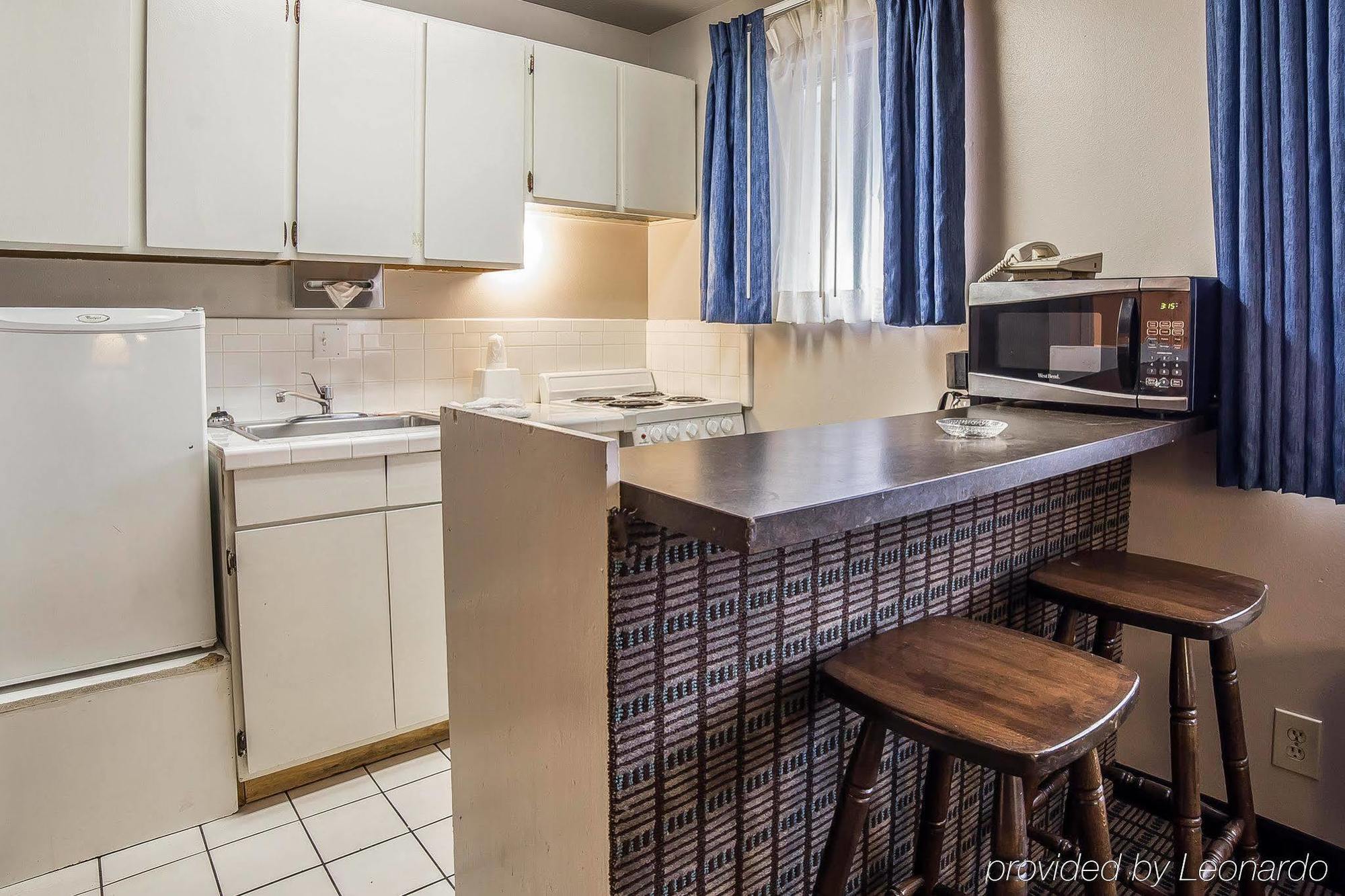 Econo Lodge Inn & Suites โลแกน ภายนอก รูปภาพ
