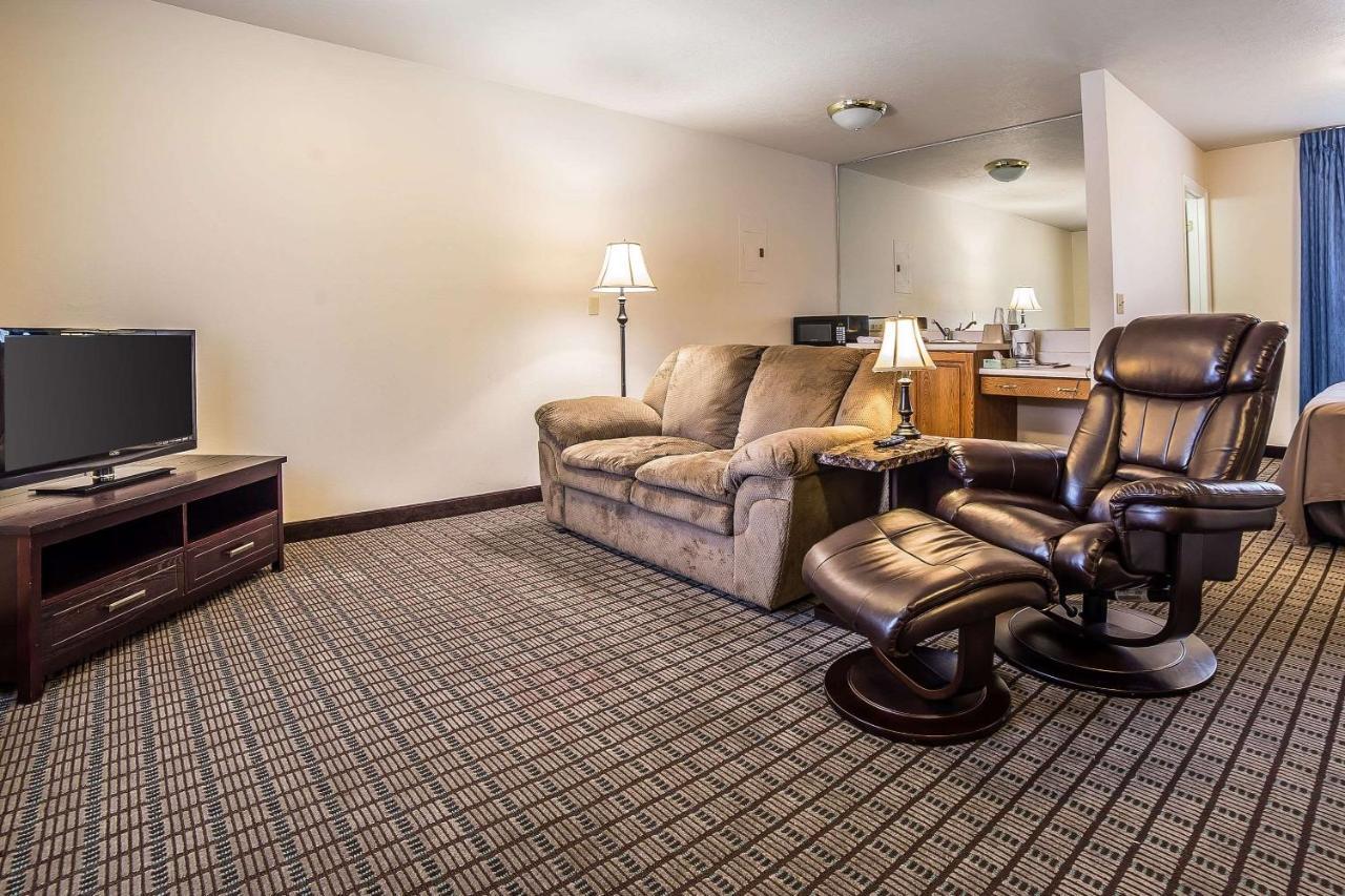 Econo Lodge Inn & Suites โลแกน ภายนอก รูปภาพ