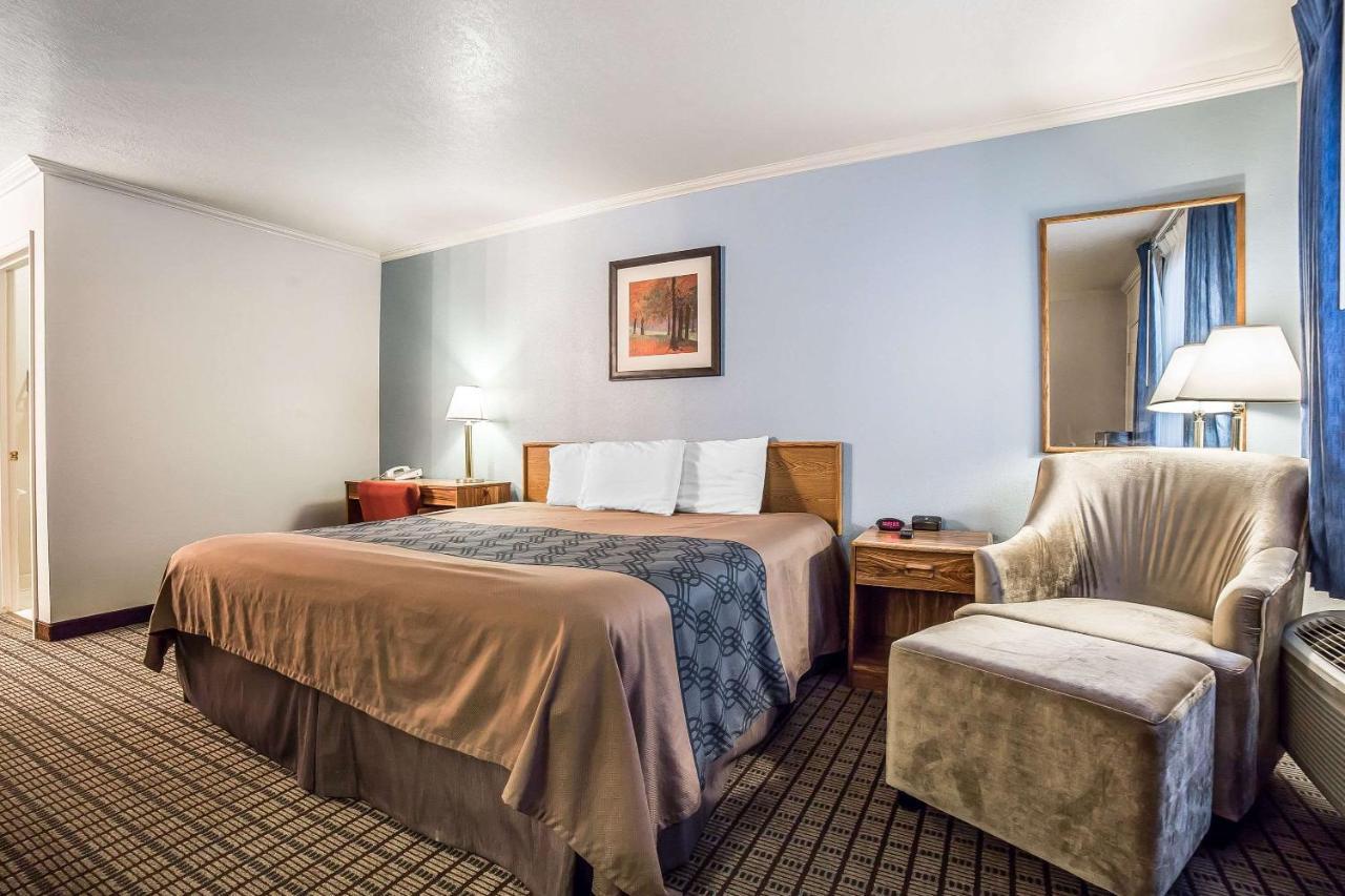 Econo Lodge Inn & Suites โลแกน ภายนอก รูปภาพ
