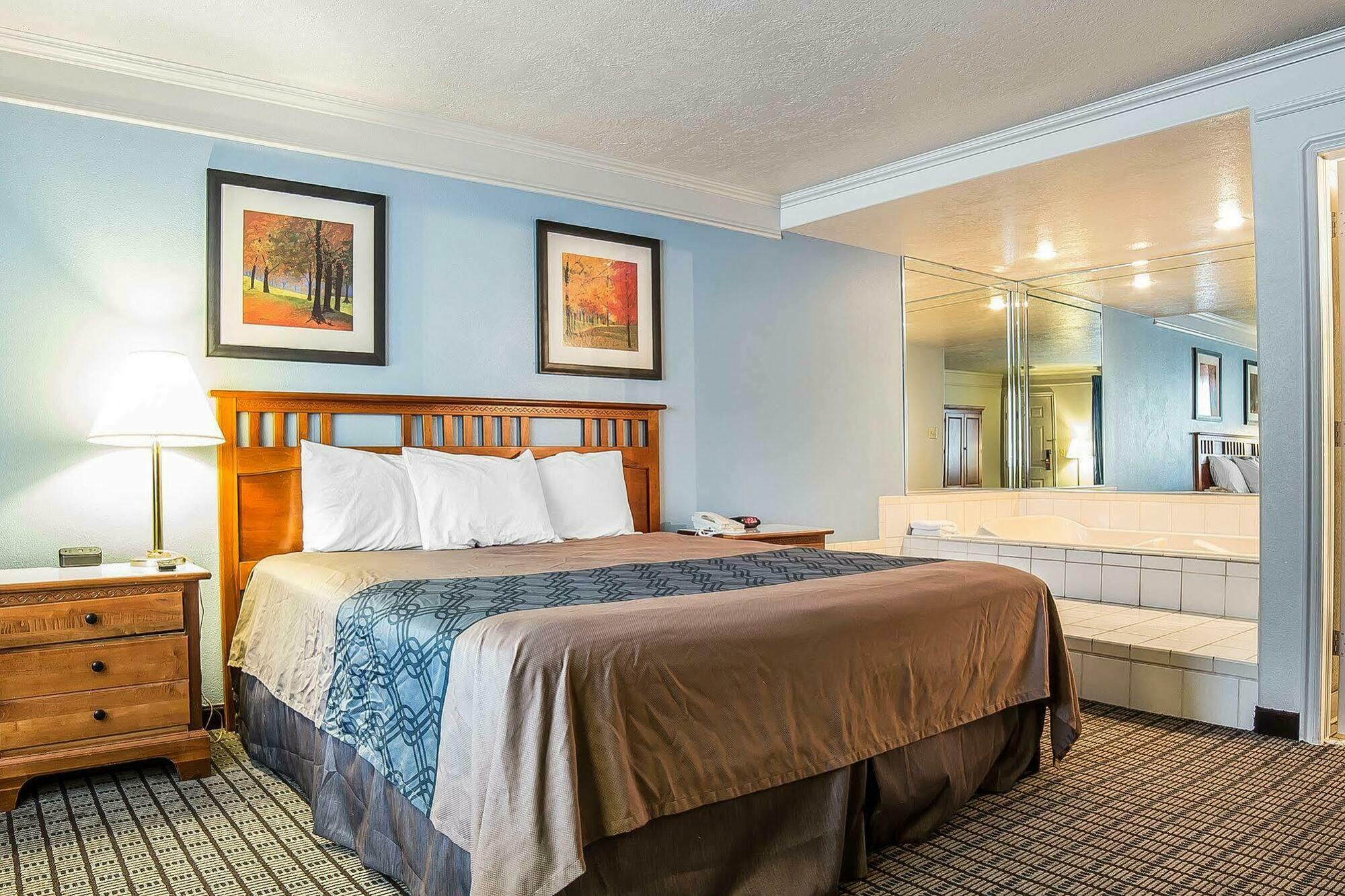 Econo Lodge Inn & Suites โลแกน ภายนอก รูปภาพ